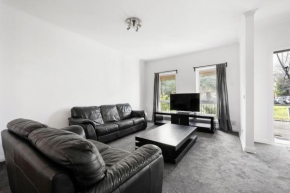 Entire 4 Bedroom Townhouse -sleeps 6/7- All yours